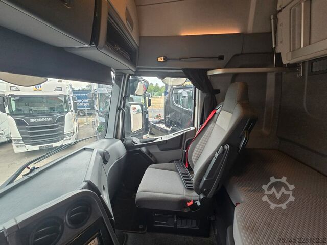 Standaard trekker RENAULT T 520 * ACC * KLIMAAUT. * SPURHALTE *