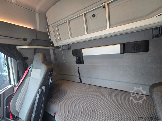 Standaard trekker RENAULT T 520 * ACC * KLIMAAUT. * SPURHALTE *