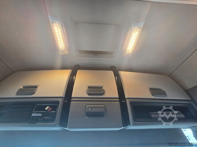 Standaard trekker RENAULT T 520 * ACC * KLIMAAUT. * SPURHALTE *