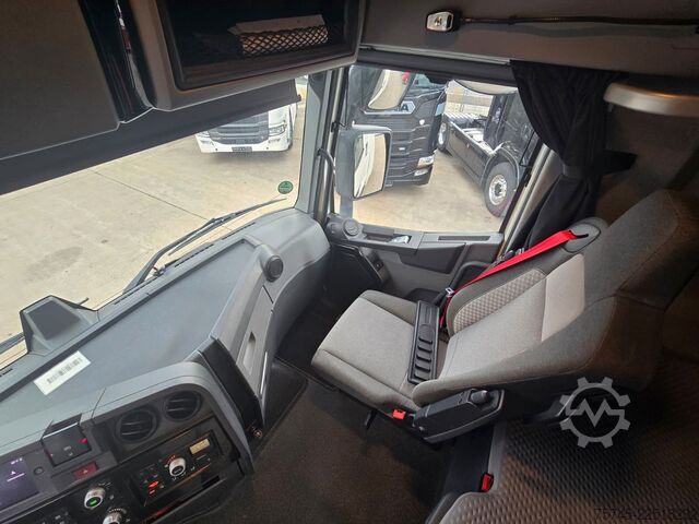 Standaard trekker RENAULT T 520 * ACC * KLIMAAUT. * SPURHALTE *
