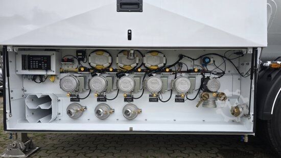 LKW mit Tankaufbau  5 KAMMER ALUMINIUM TANKAUFLIEGER ADR