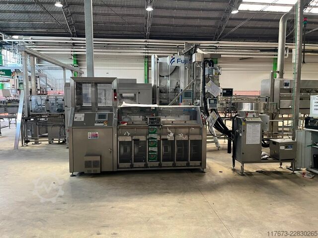 Gebruikte FUJI 410 sleeve applicator etiketteermachine voor PET, capaciteit 10.000 flessen per uur. Fuji Seal 410 DT-STH-DHA