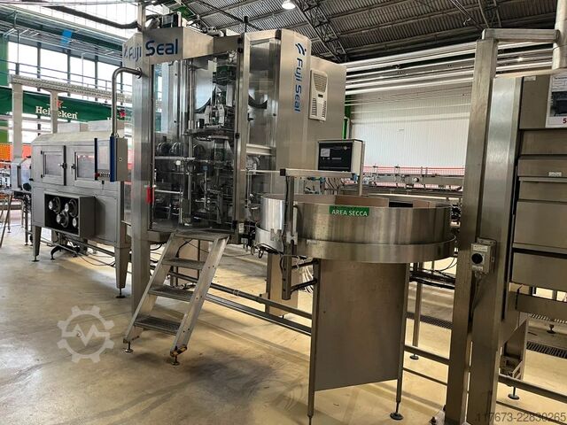 Gebruikte FUJI 410 sleeve applicator etiketteermachine voor PET, capaciteit 10.000 flessen per uur. Fuji Seal 410 DT-STH-DHA