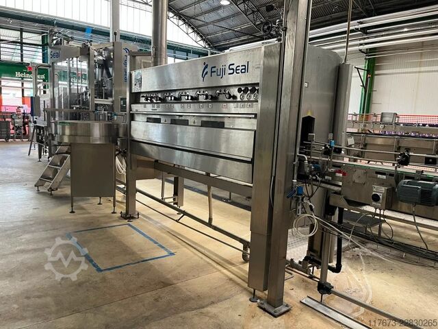 Gebruikte FUJI 410 sleeve applicator etiketteermachine voor PET, capaciteit 10.000 flessen per uur. Fuji Seal 410 DT-STH-DHA
