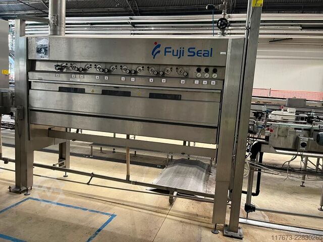 Gebruikte FUJI 410 sleeve applicator etiketteermachine voor PET, capaciteit 10.000 flessen per uur. Fuji Seal 410 DT-STH-DHA