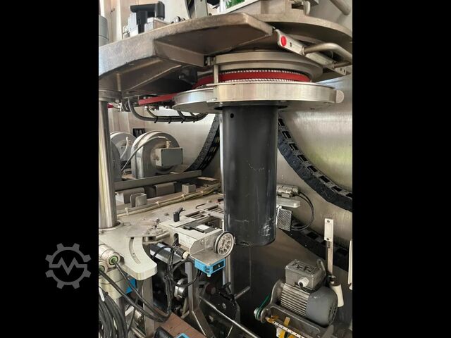 Gebruikte FUJI 410 sleeve applicator etiketteermachine voor PET, capaciteit 10.000 flessen per uur. Fuji Seal 410 DT-STH-DHA