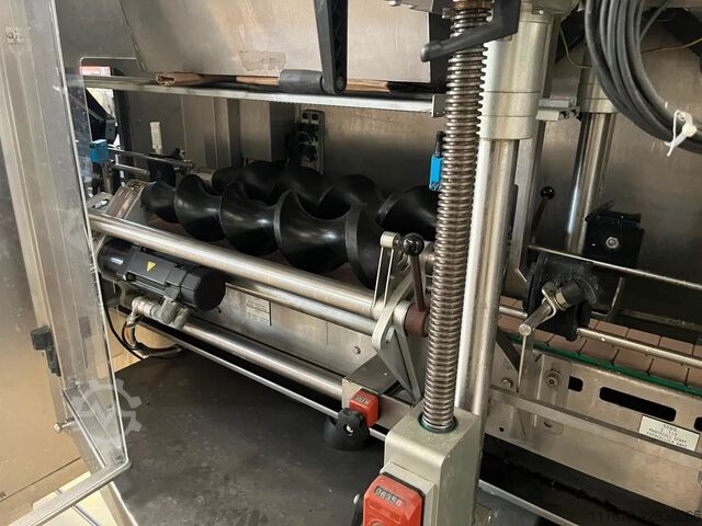 Gebruikte FUJI 410 sleeve applicator etiketteermachine voor PET, capaciteit 10.000 flessen per uur. Fuji Seal 410 DT-STH-DHA