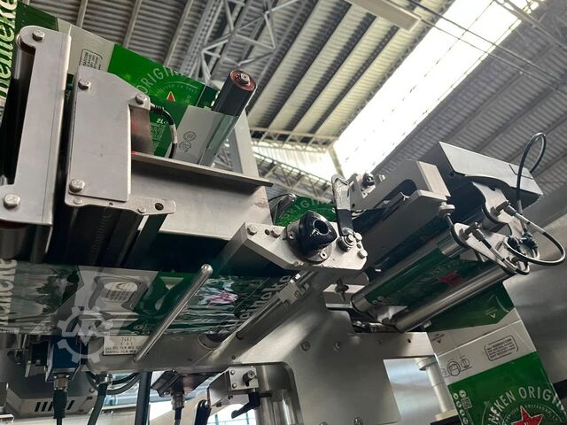 Gebruikte FUJI 410 sleeve applicator etiketteermachine voor PET, capaciteit 10.000 flessen per uur. Fuji Seal 410 DT-STH-DHA