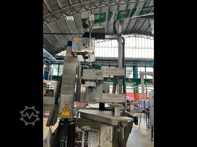 Gebruikte FUJI 410 sleeve applicator etiketteermachine voor PET, capaciteit 10.000 flessen per uur. Fuji Seal 410 DT-STH-DHA