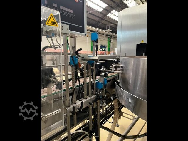 Gebruikte FUJI 410 sleeve applicator etiketteermachine voor PET, capaciteit 10.000 flessen per uur. Fuji Seal 410 DT-STH-DHA