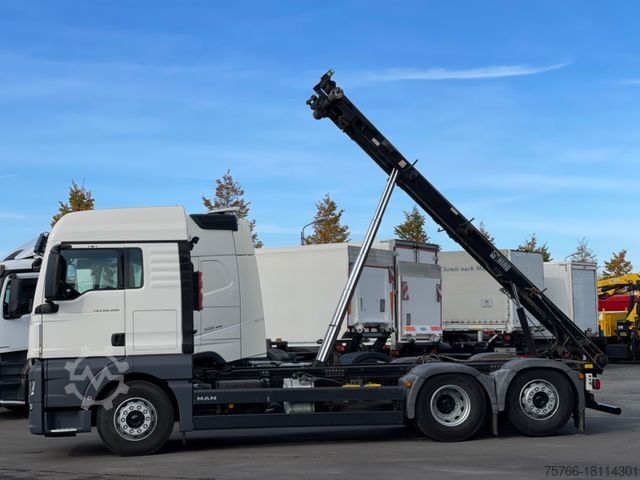 Hákový nosič kontejnerů MAN TGX 26.400 XLX / INTARDER / HIAB-SEILABROLLER