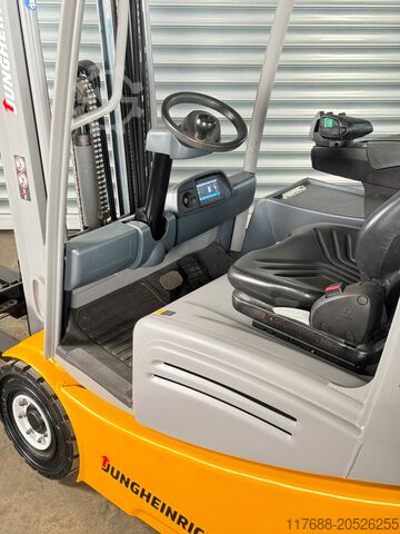 Electric 3-wheeler Jungheinrich EFG 220 - Service Neu - Batterie 90% - Nur 2.557 Std.