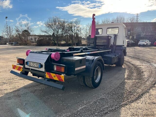 Haakarm vrachtwagen NISSAN NISSAN 130/115 SCARRABILE