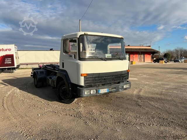 Haakarm vrachtwagen NISSAN NISSAN 130/115 SCARRABILE