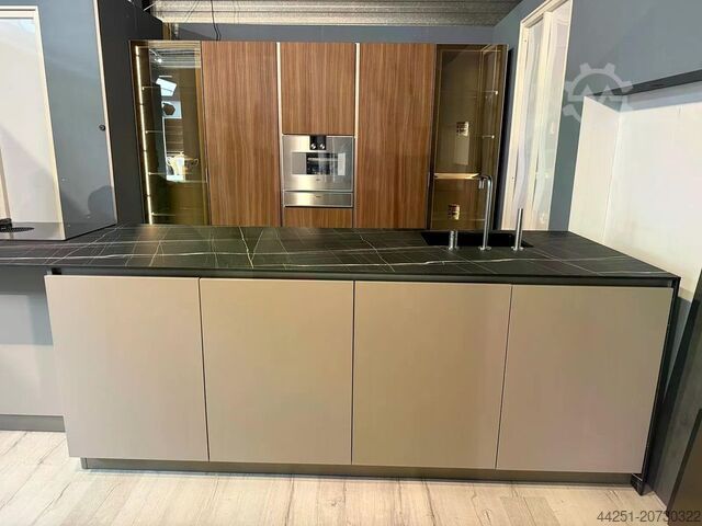 Showroom kuchyň s varným ostrůvkem a vysokými skříněmi Cucinesse Italien Evolve Sand-beige