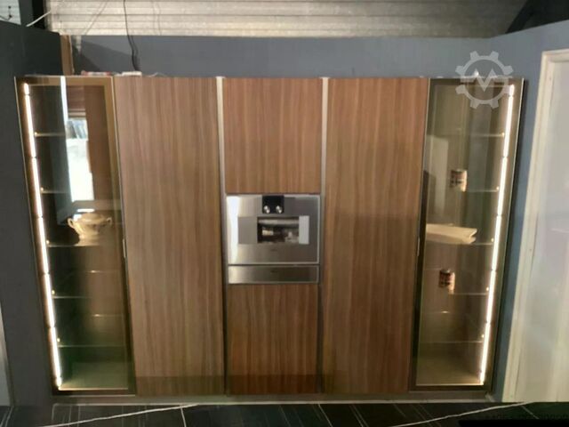 Showroom kuchyň s varným ostrůvkem a vysokými skříněmi Cucinesse Italien Evolve Sand-beige