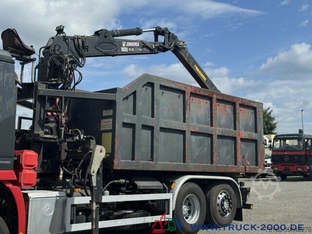 Camión portacontenedores de gancho  Abrollcontainer + Kran Jonsered 1020 7,3m = 1,4t