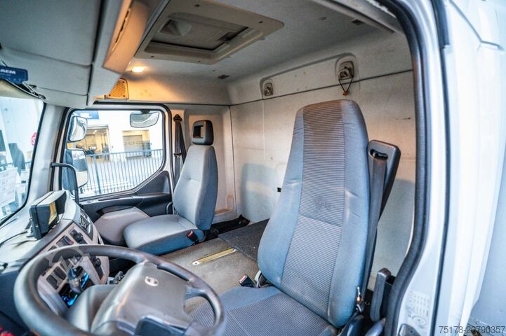 Box body VOLVO FL 240 (12T.) + DHOLLANDIA