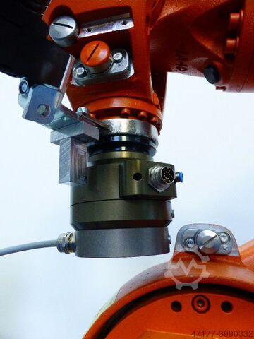 Robot med styrenheten och smartPAD Kuka VKR 16-2 R1610 + VKRC4-SC5