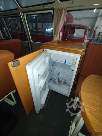 Minibus MERCEDES-BENZ Vorgänger Sprinter O 319 Samba mit Faltdach AC