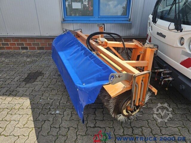 Dreiseitenkipper Multicar M30 4x4 Winterdienst Streuer- Schild/ Bürste