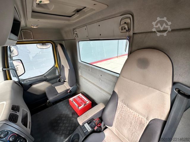 Kamion s kipom s pomičnim kontejnerom RENAULT Premium Lander 460.32 8x4 BB HIAB XR26S Hooklift