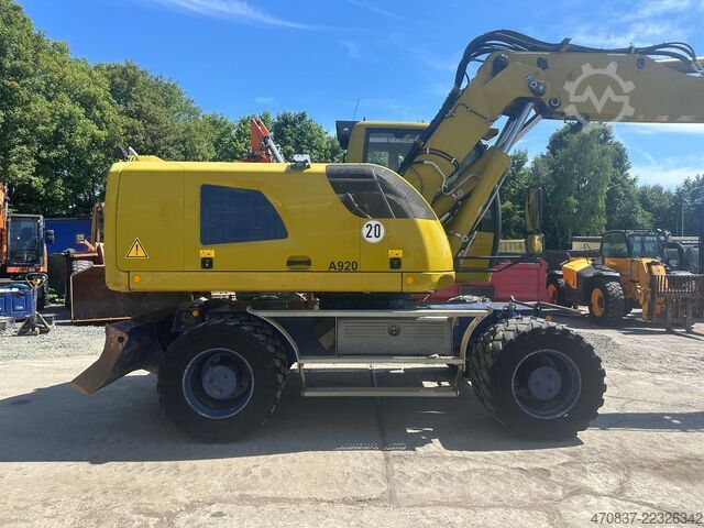 Pelle sur pneus LIEBHERR A 920 / Oil Quick