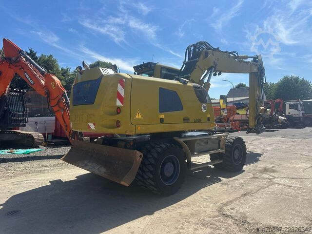 Pelle sur pneus LIEBHERR A 920 / Oil Quick
