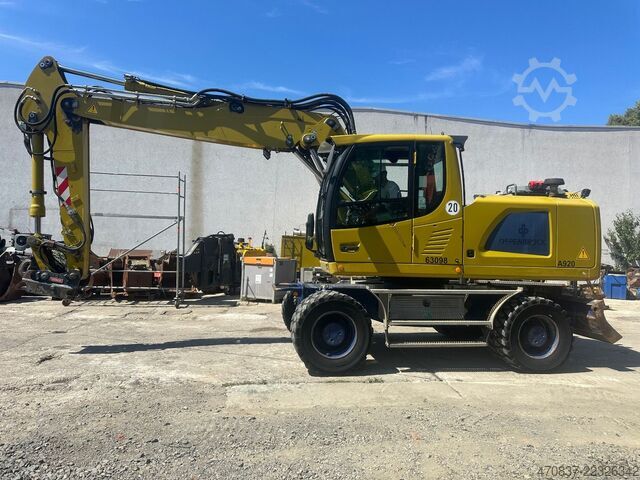 Pelle sur pneus LIEBHERR A 920 / Oil Quick