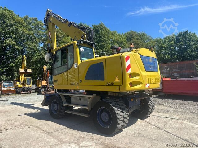 Pelle sur pneus LIEBHERR A 920 / Oil Quick