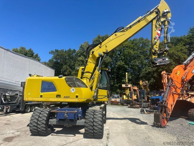 Pelle sur pneus LIEBHERR A 920 / Oil Quick