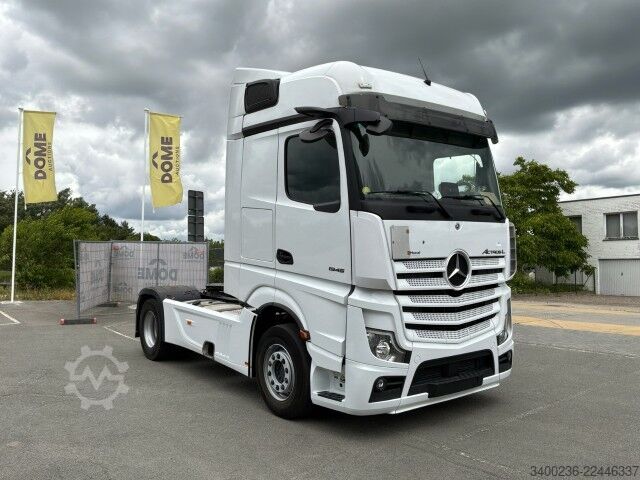 Ciężarówka z dźwigiem Mercedes-Benz Actros L 1945
