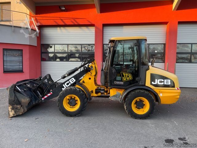 Kolový nakladač JCB 406