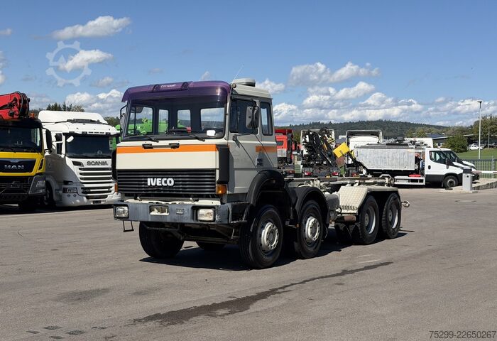 Kampós konténerszállító teherautó Iveco 300-30 AH 8x4 Hakengerät / Swiss-Vehicle