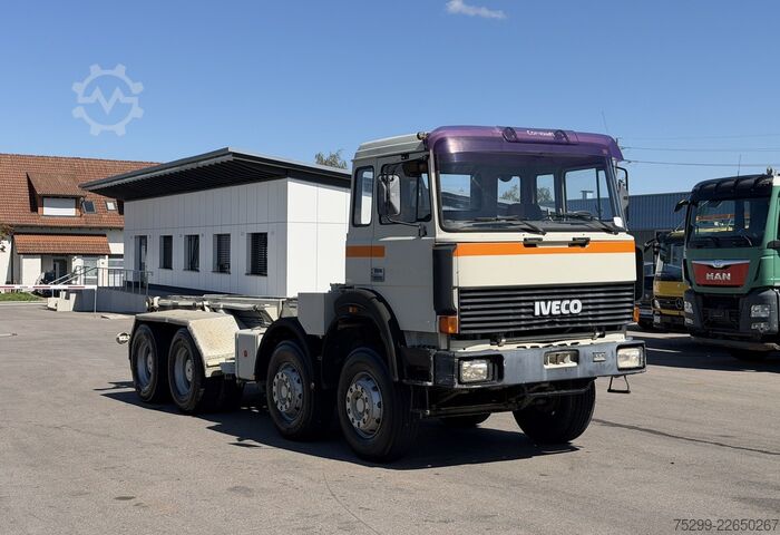 Kampós konténerszállító teherautó Iveco 300-30 AH 8x4 Hakengerät / Swiss-Vehicle