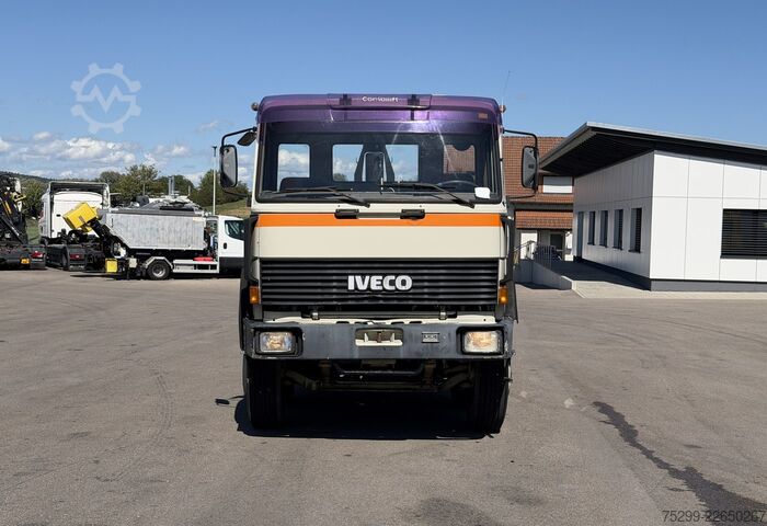 Kampós konténerszállító teherautó Iveco 300-30 AH 8x4 Hakengerät / Swiss-Vehicle