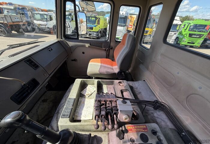 Kampós konténerszállító teherautó Iveco 300-30 AH 8x4 Hakengerät / Swiss-Vehicle
