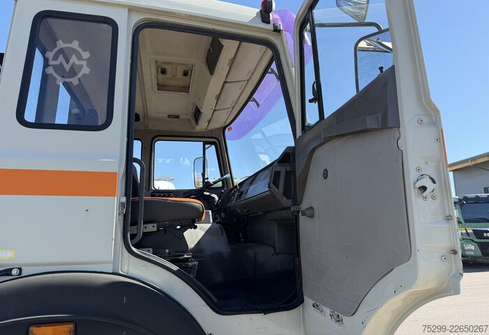 Kampós konténerszállító teherautó Iveco 300-30 AH 8x4 Hakengerät / Swiss-Vehicle
