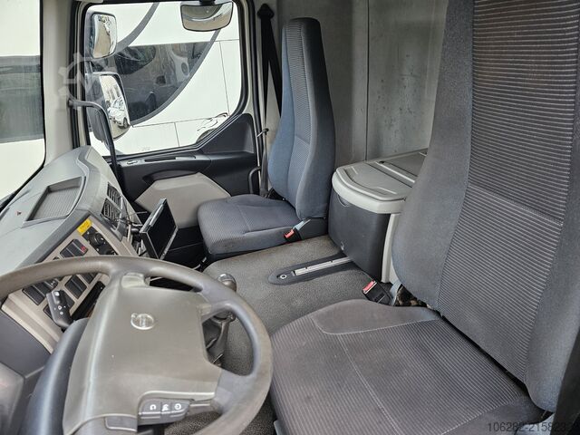 Camión caja Volvo FL 240 4x2 14Tons Hebebühne Blatt/Luft
