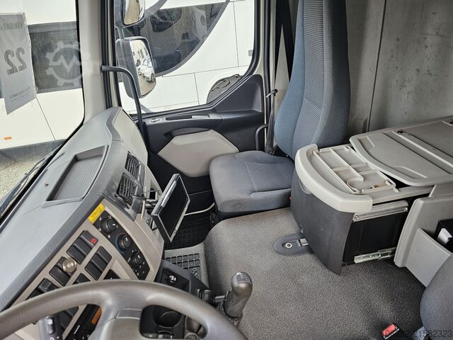 Camión caja Volvo FL 240 4x2 14Tons Hebebühne Blatt/Luft