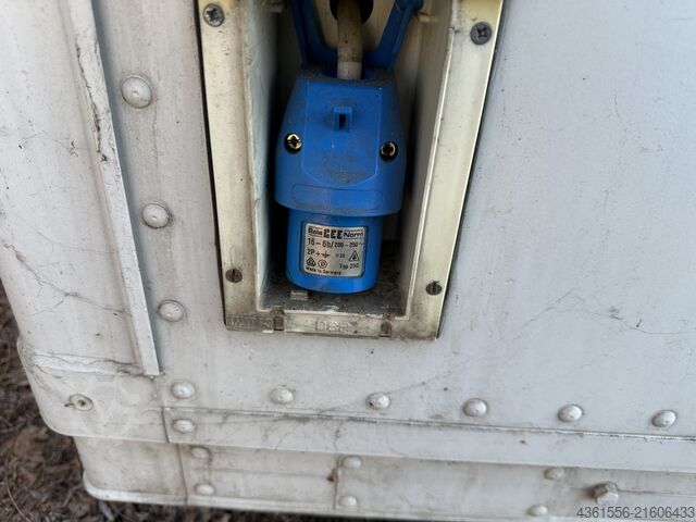 Nadwozie wymienne z zabudową skrzyniową Fahrzeugwerk Werdau 