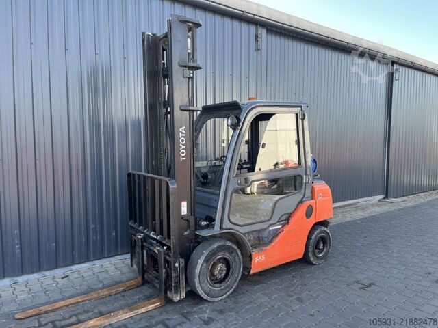 Carrello elevatore GPL Toyota 8FGF25