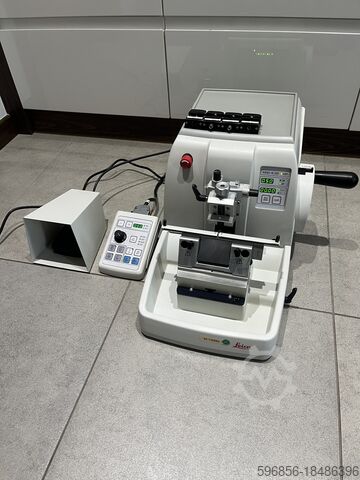 €2255 Leica RM2255