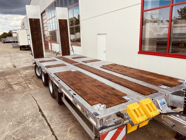 Low loader trailer Möslein TT 34 Zugrohr Gerade  34 t GG Tridem- Tieflader 3 Achs, gelenktNeufahrzeug