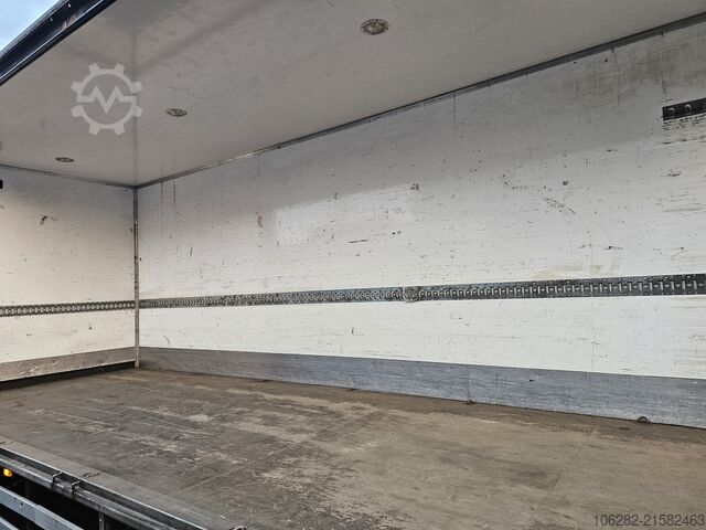 Vrachtwagen met bakwagen Volvo FL 240 4x2 16tons Seitentüren Koff