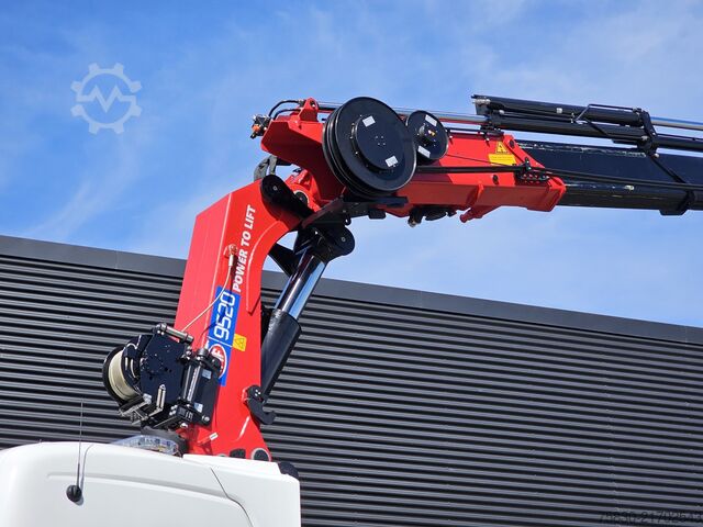 Standaard-SZM Scania R590 V8 8x2 / HMF 9520 - JIB - WINCH / TRACTOR