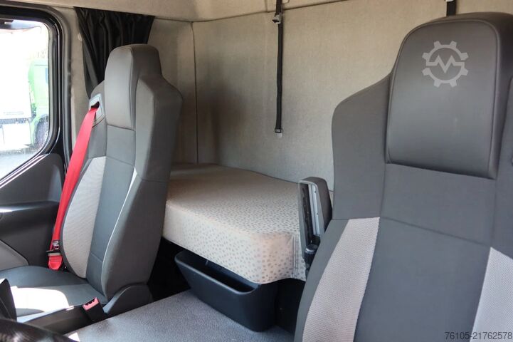 Valise Renault D240 4X2 Bak met deuren 9 Klep 2.000 kg. Black ...