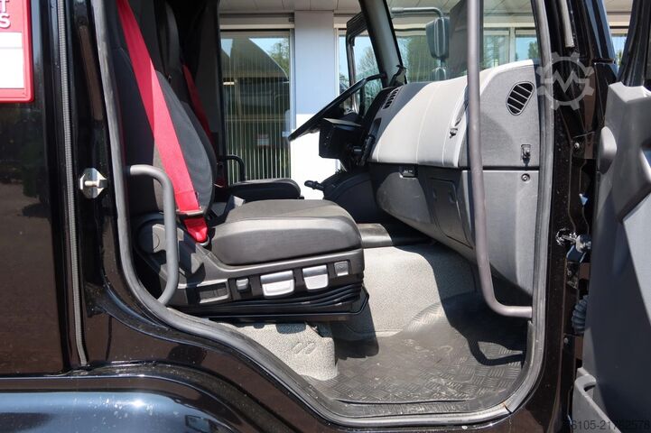 Valise Renault D240 4X2 Bak met deuren 9 Klep 2.000 kg. Black ...