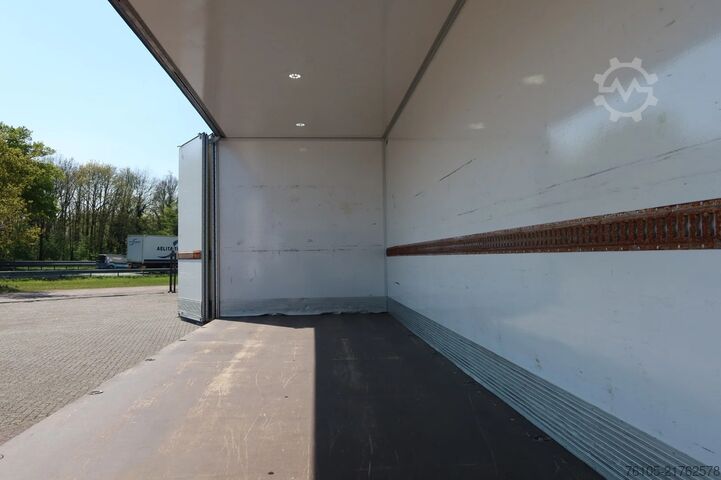 Valise Renault D240 4X2 Bak met deuren 9 Klep 2.000 kg. Black ...