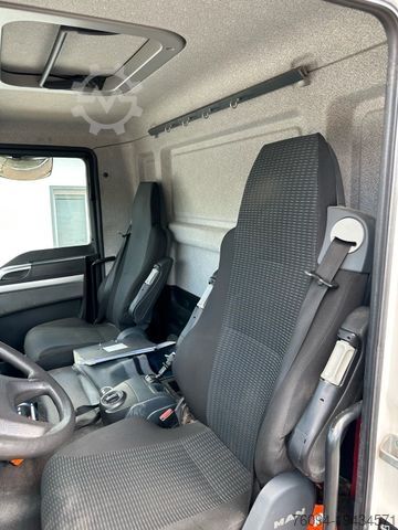 Platós teherautó ponyvával MAN TGM 15.250 Koffer KRAN 14m FUNK EDSCHA